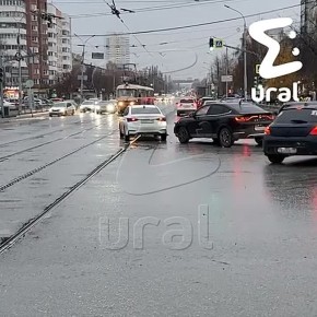 На часах 18:00, а что это значит? Трамваям из Еката пора пить чай вставать в пробку