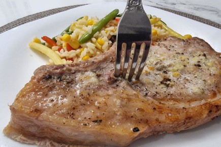 Зачем профессиональные повара посыпают мясо сахарной пудрой