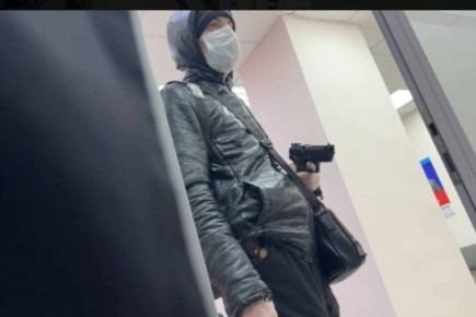 В Кузбассе сотрудники банка не поняли, что их грабятЗлоумышленник в маске был при этом вооружен