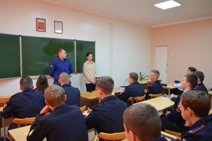 Работники Урюпинской межрайонной прокуратуры Волгоградской области Михаил Грибов и Юлия Королева провели встречу со студентами Урюпинского агропромышленного техникума, Урюпинского колледжа бизнеса
