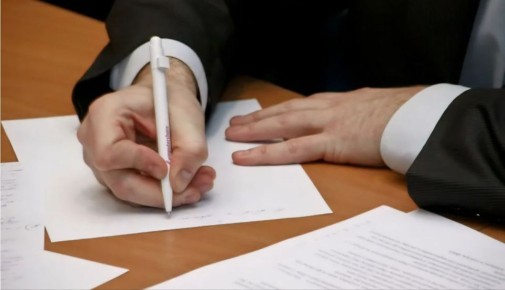 В Волгоградской области по инициативе прокуратуры чиновник привлечен к ответственности за нарушение порядка рассмотрения обращений граждан  