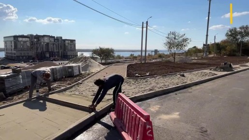 Глава Волгограда Владимир Марченко осмотрел благоустраиваемую территорию у строящегося здания Арбитражного суда Волгоградской области и проверил ход работ по обновлению территории у МОУ &quot;Гимназия № 4 им. Ф. М. Достоевского&quot;