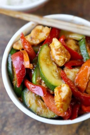 Острые нотки в каждой тарелке: жаркое с курицей и овощами